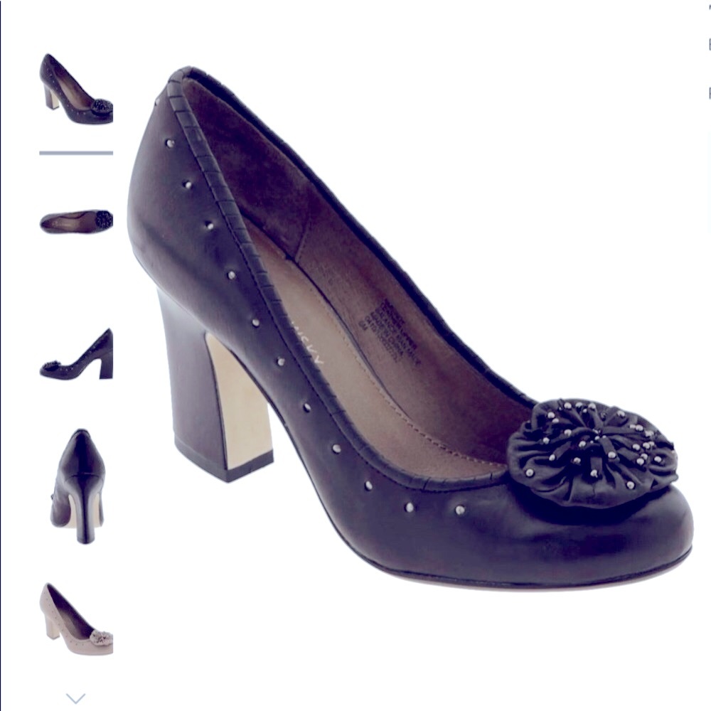 B Makowsky SINDY chunky heel pump